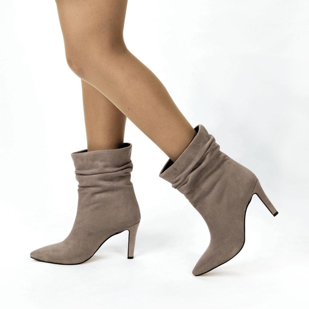 Klassische Damenstiefel mit spitzer Zehenpartie und dünnem Absatz