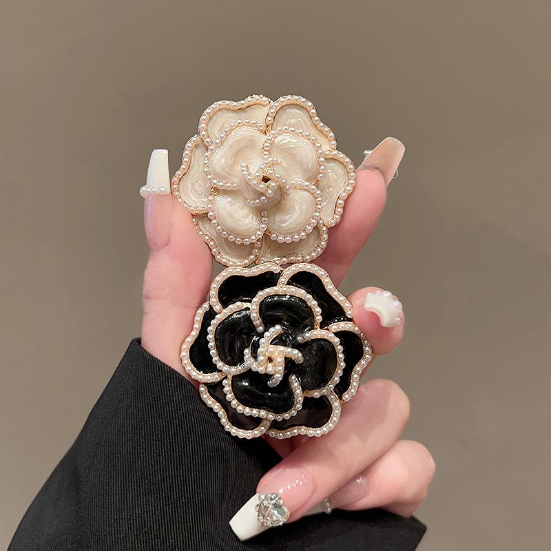 1Pcs Exquisite Resin Rhinestone French Brooch Women Elegant Camellia Brooch For Daily Banquet Wearing Suit Pin Accessory