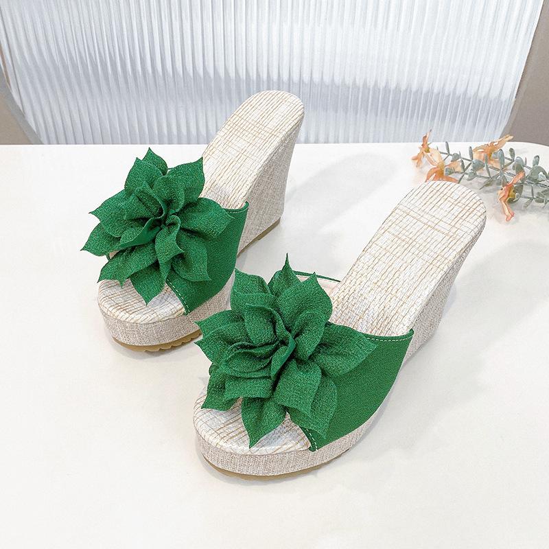 

Шлепанцы на танкетке женские летние большого размера с цветами, на толстой подошве, с открытым носком 38 зелёный