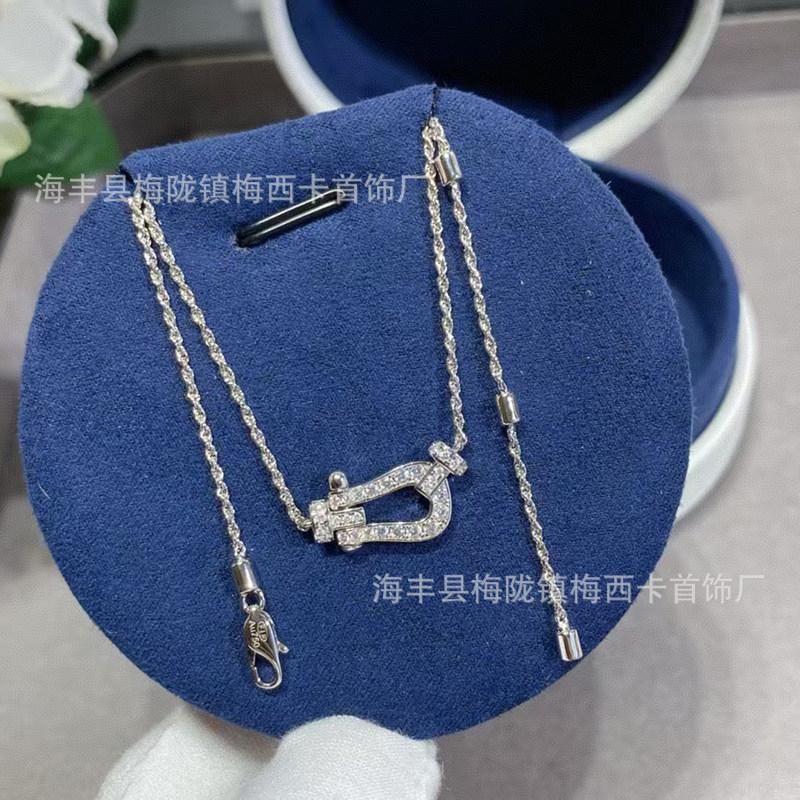 Collana Fibbia a Ferro di Cavallo Edizione Premium Catena Intrecciata Semi-Diamantata Fibbia a U Spessa Catena Clavicolare Completamente Diamantata Placcata Oro 18k Regalo Moda