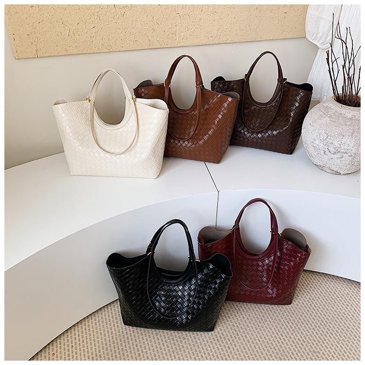 2026 Autumn High-End Retro Woven Large Capacity Women's Shoulder Bag with Mother-Child Feature