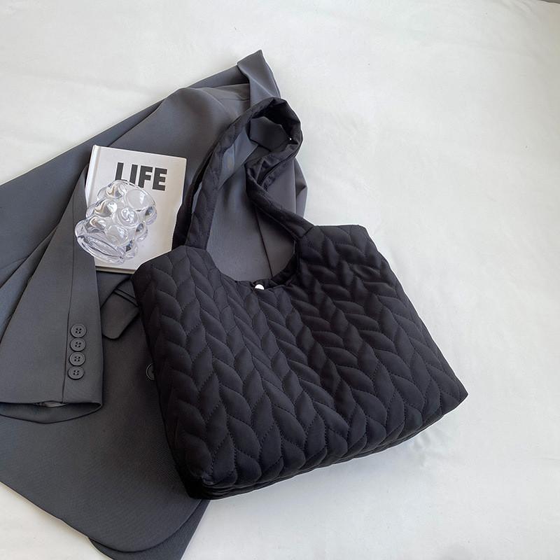 Fashionable Single Shoulder Bag With Magnetic Closure