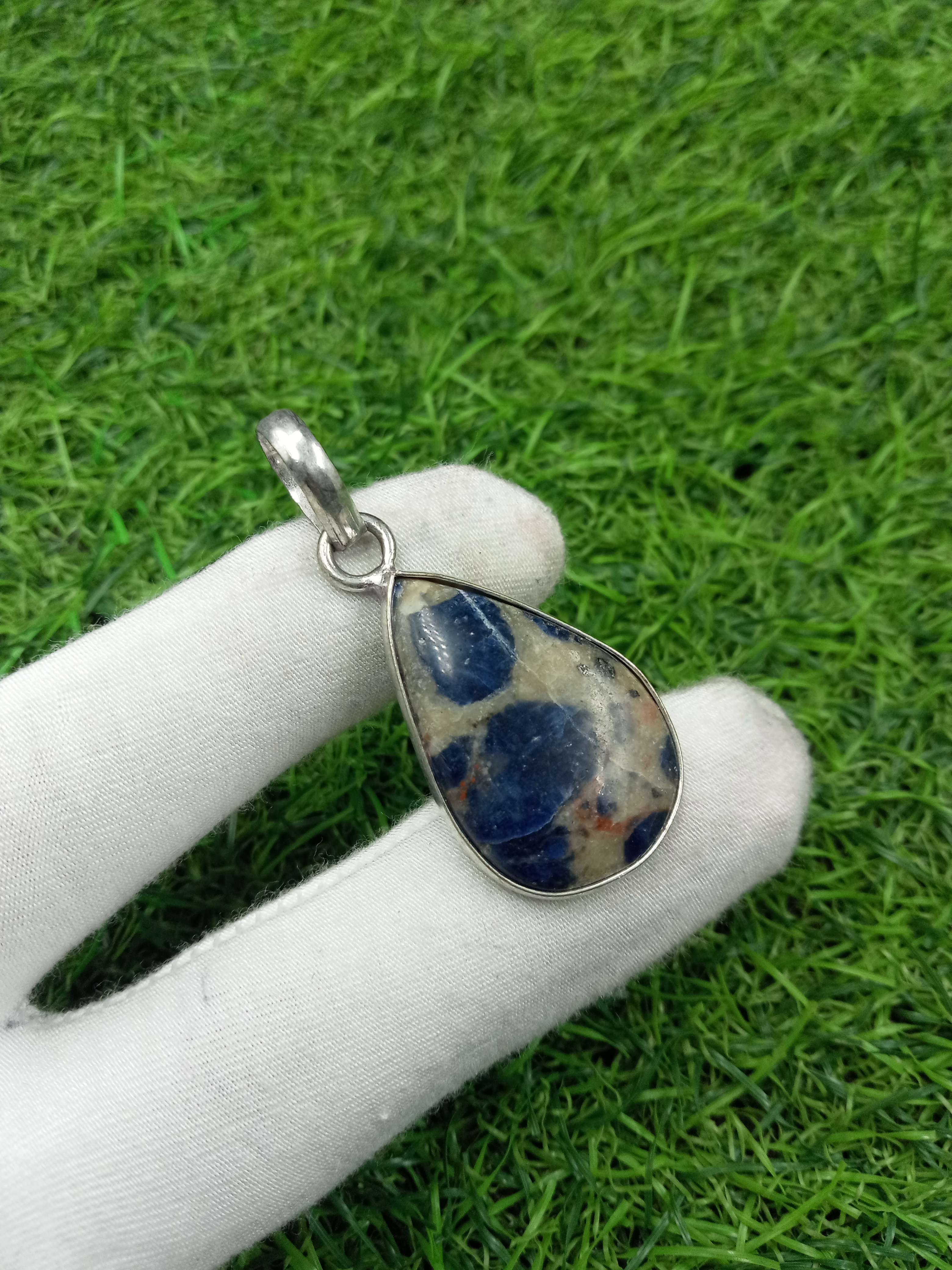 

Содалит Драгоценный камень 925 пробы с серебряным покрытием Подвеска безель DEP-548