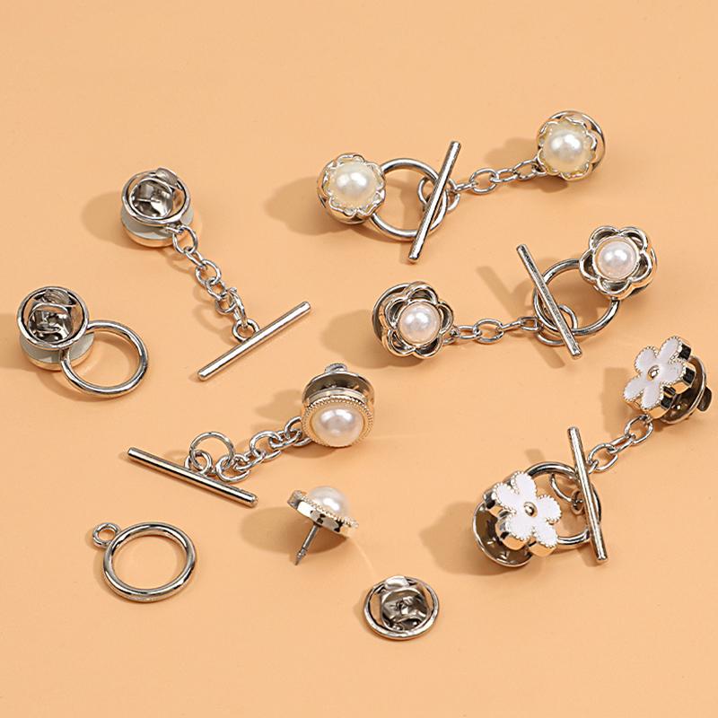 Dámské brože s utahovacím pasem s pevným připojením na límec