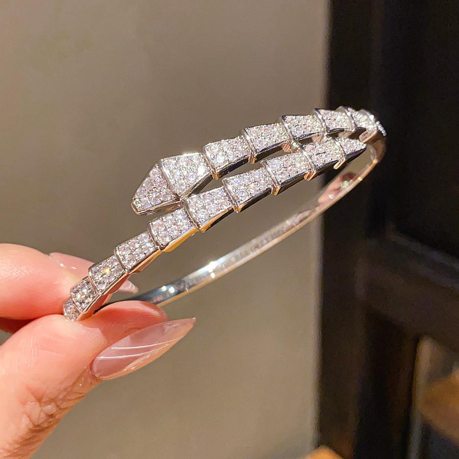 Bracciale di lusso a forma di serpente in rame placcato oro con accenti di zirconi per fashioniste