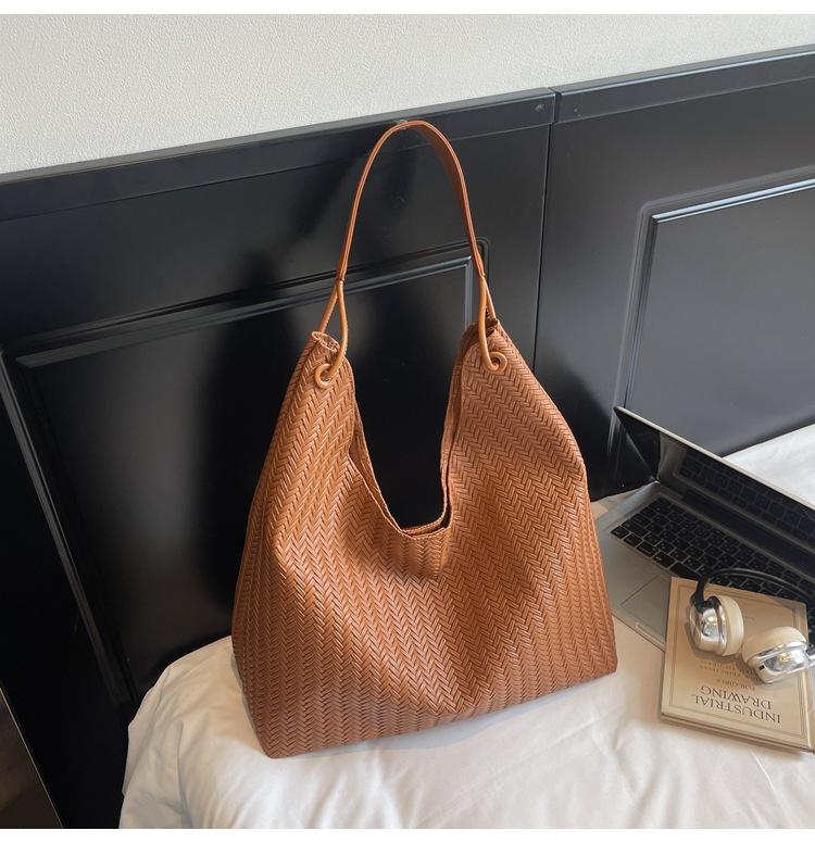 

2025 high-end woven tote bag women s new fashion versatile commuter retro underarm bag large-capacity shoulder bag коричневый