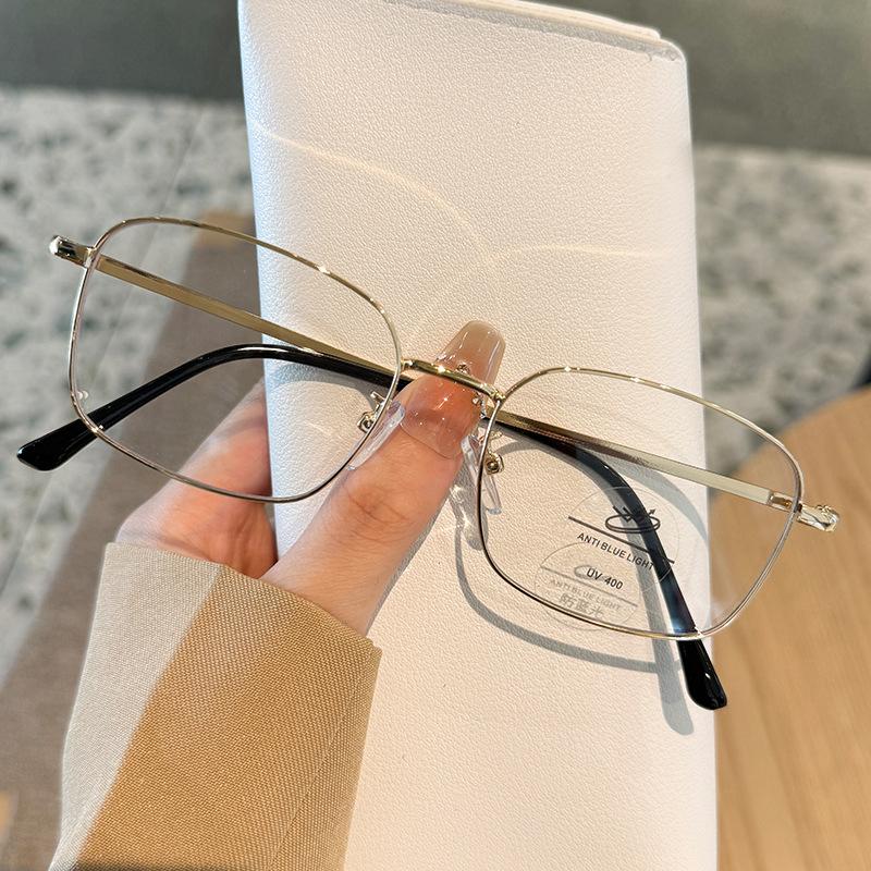 New Gold Wire Square-framed Glasses Can Be Matched With Myopia Trends And Versatility Without Picking On The Face