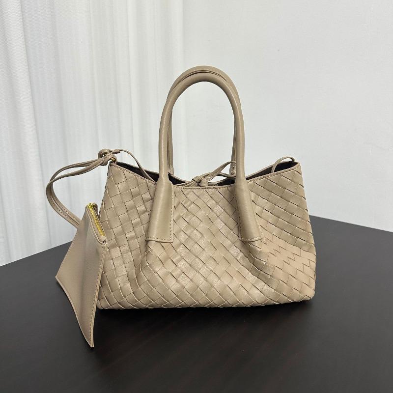 Spring and summer new woven portable shoulder portable tote bag large bag travel bag women's bag