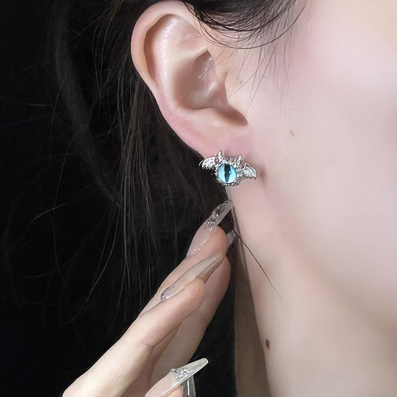 Cat Pupil Cold Wind Small Stud Earrings Niche Design Personalized French High-End Earrings Sweet And Cool Cat Eye Earrings Women