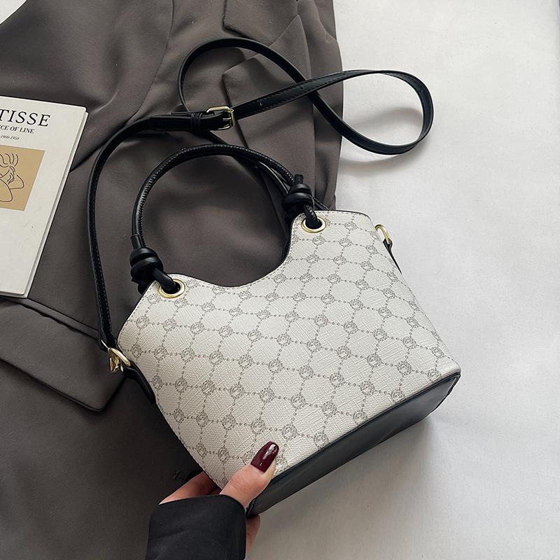 Korean version of trend, high-end printing temperament, portable bucket bag, niche fashion commuting versatile light luxury messenger bag, women