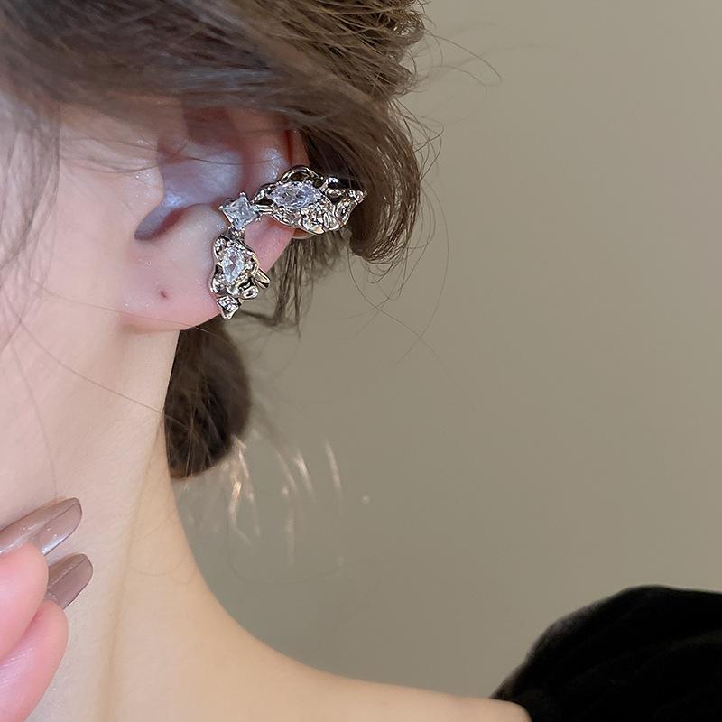 Korean ins style high-end multi-layer butterfly ear clips, new ear bone clips without ear piercings, light luxury atmosphere earrings, women