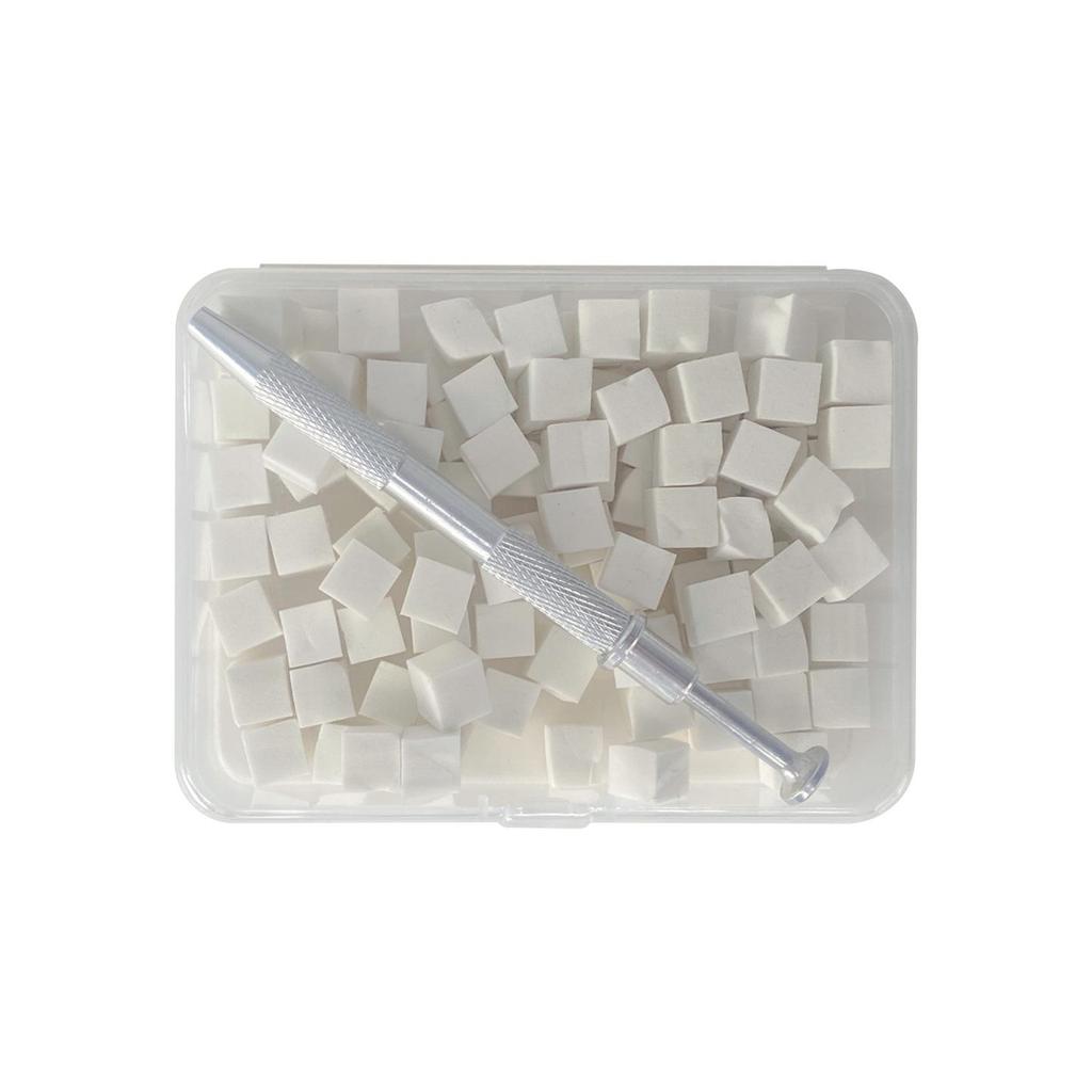 Mini pinzeta s jednorázovými houbičkami na roztírání korektoru a tvářenky