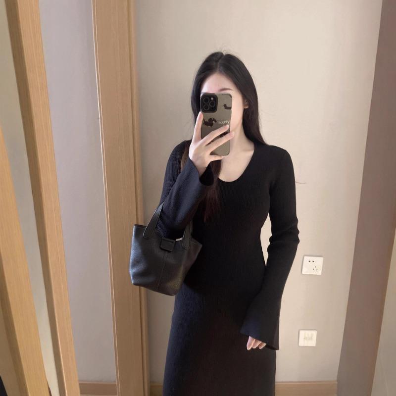 [] V-neck knitted dress, autumn and winter slim-fitting temperament, bottom flared sleeve sweater, long skirt