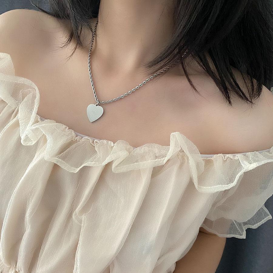 Heart-shaped Titanium Steel Pendant Necklace: Non-Fading Glossy Clavicle Chain for Women In High-End Niche Design.