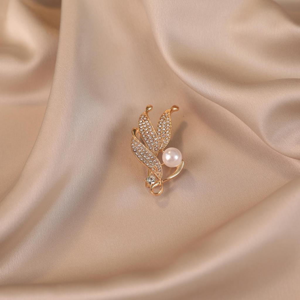 Elegant Pearl Brooch for Women's Suits - High-End Jewelry Pin