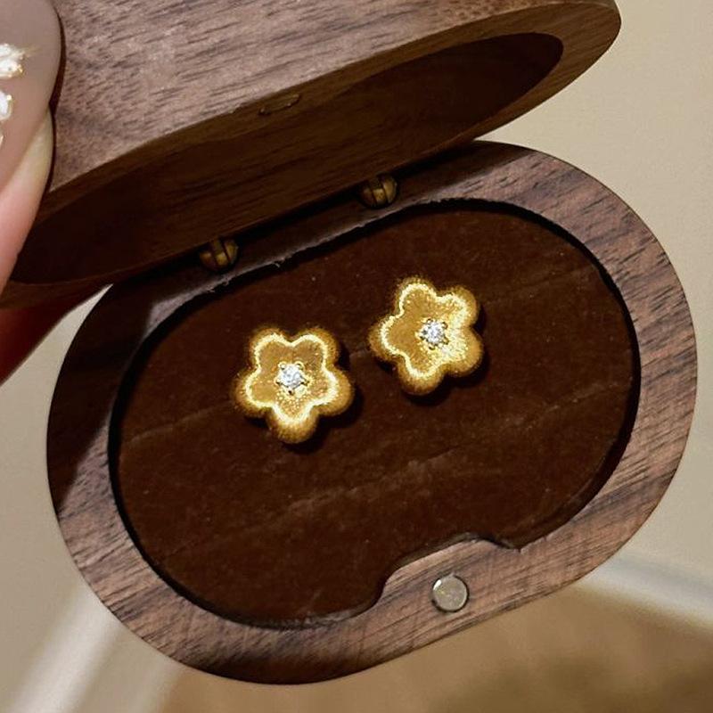 Милый стиль милые маленькие серьги-гвоздики с цветочками сверкающие романтичные матовые серьги для женщин классические подходят для ежедневной носки