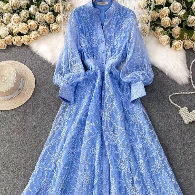 Retro un eleganta kleita ar stāvapkakli
