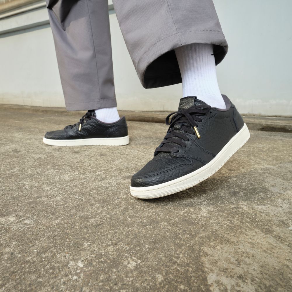 

Air Jordan 1 Retro Low Swooshless Black 2025 42