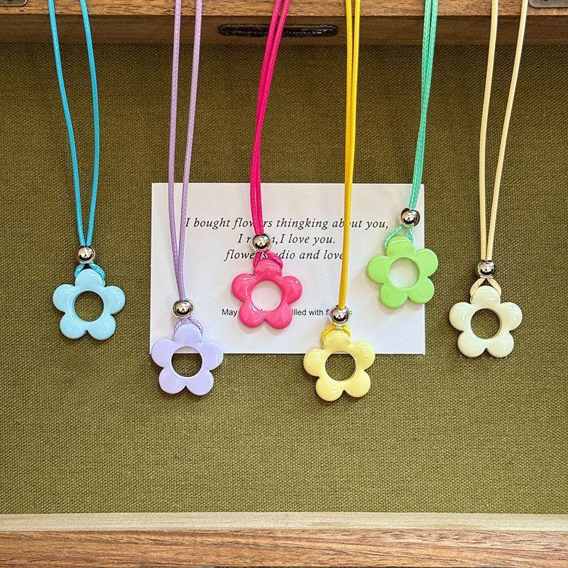 Blumenanhänger Halskette Hohlblumenanhänger Halskette mit verstellbarem Knoten Harzmaterial Perfekt für Hochzeit Dropship