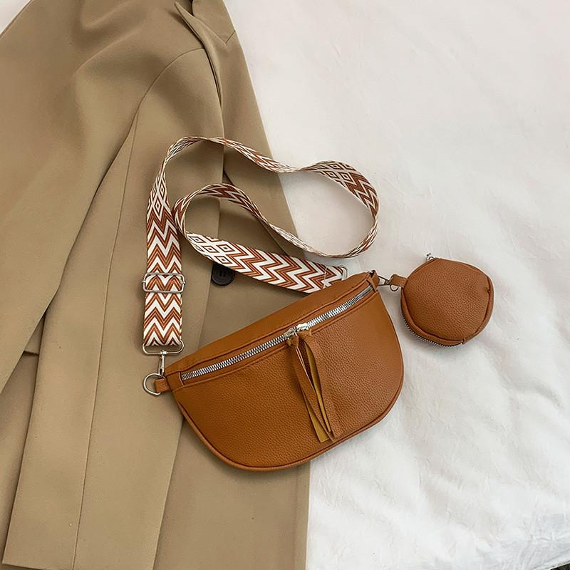 Stilvolle PU-Satteltasche für Damen in Schwarz, Braun, Khaki und Weiß. Perfekt für die Frühlingsmode.