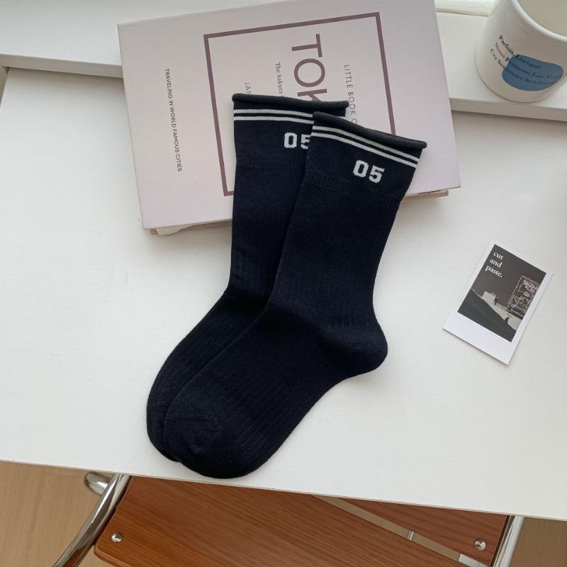 Striped Socks for Women's Autumn and Winter Mid-calf Socks, Sweat-absorbing and Odor-proof, with Rolled Edges and Boneless College Style Sports Socks