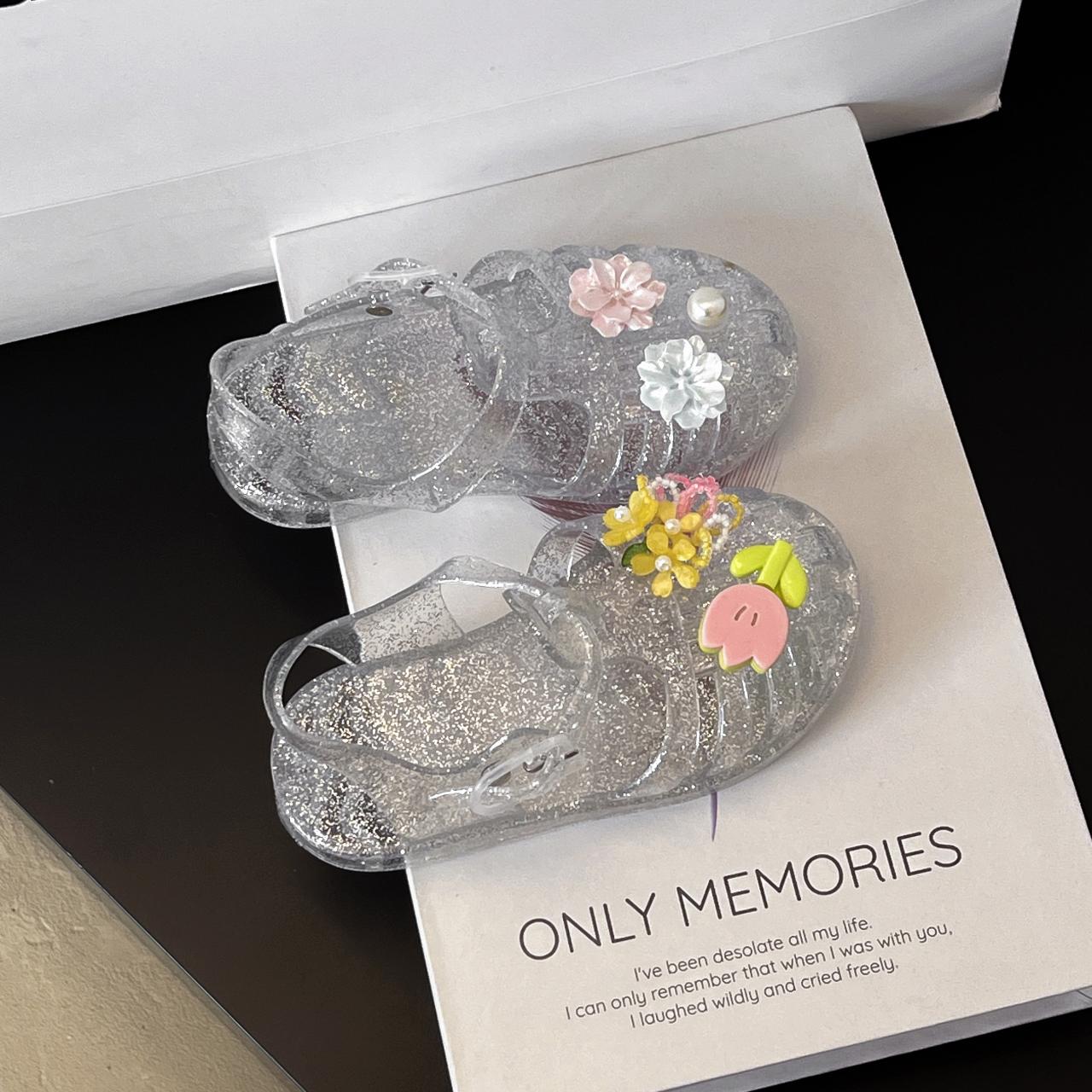 

Girls Princess Sandals Hollowed-out T-strap Kids Beach Shoes Sweet Flowers 2025 Summer New Children Fashion Sandals Elegant 24 белый