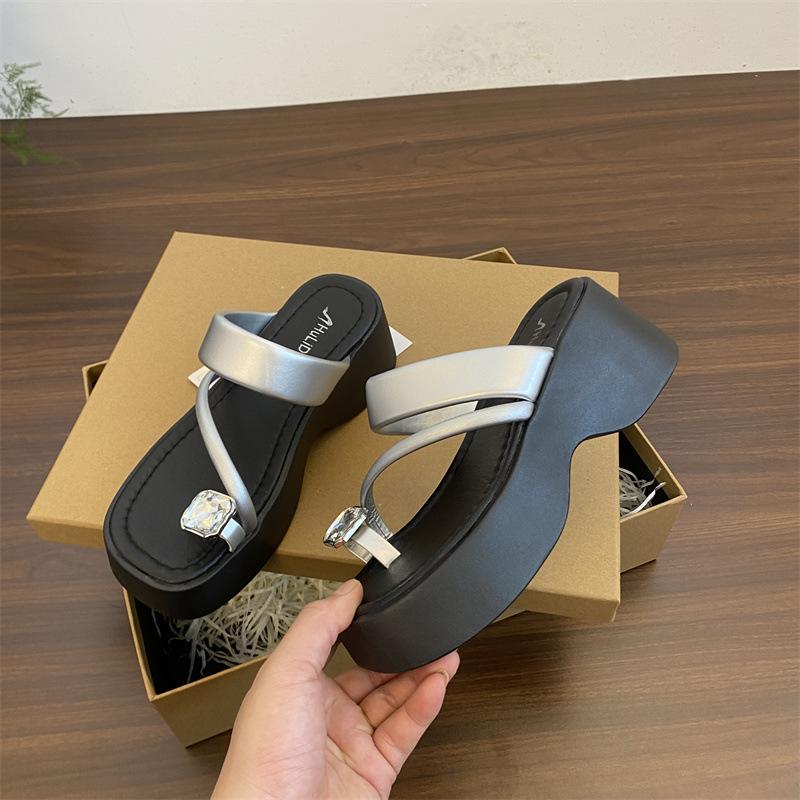 

Модные нишевые дизайнерские шлепанцы на толстой подошве с кристаллами, женские, лето 2025, новинка, с юбкой, крутые тапочки 40 серебряный