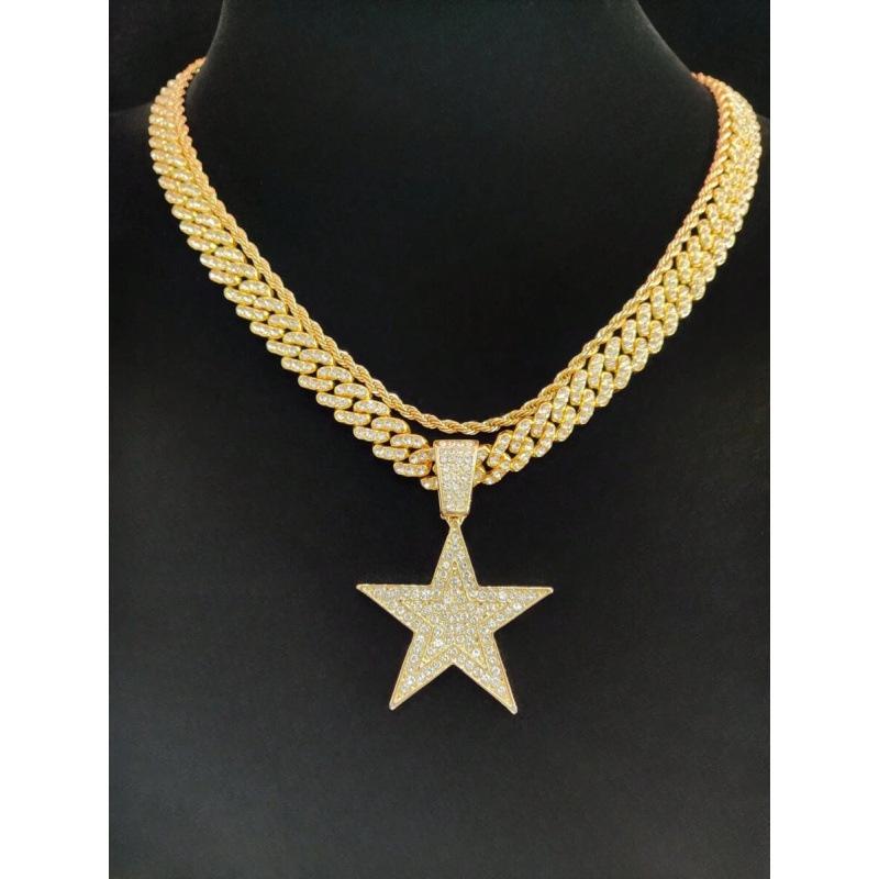 

A fashionable and creative neutral pentagram pendant necklace with a retro hip-hop style, suitable for parties or daily wear