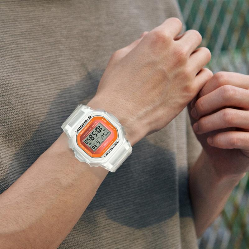 Casio Serie G-SQUAD G-SHOCK Ice Tough Serie Ice Tough Reloj Luminoso LED Caja de Reloj Cuadrada Pequeña Translúcida Movimiento de Cuarzo Correa de Resina DW-5600LS-7A