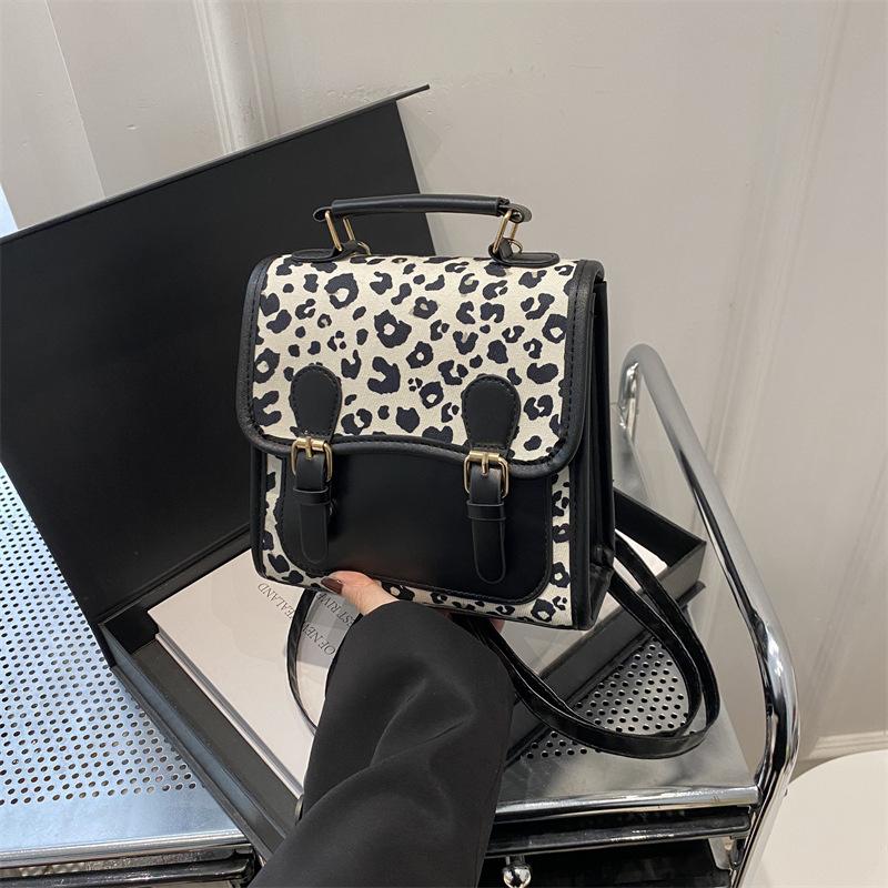 

Autumn and winter new brown leopard print small backpack, office workers commuter schoolbag, students go out with backpacks, girls чорний