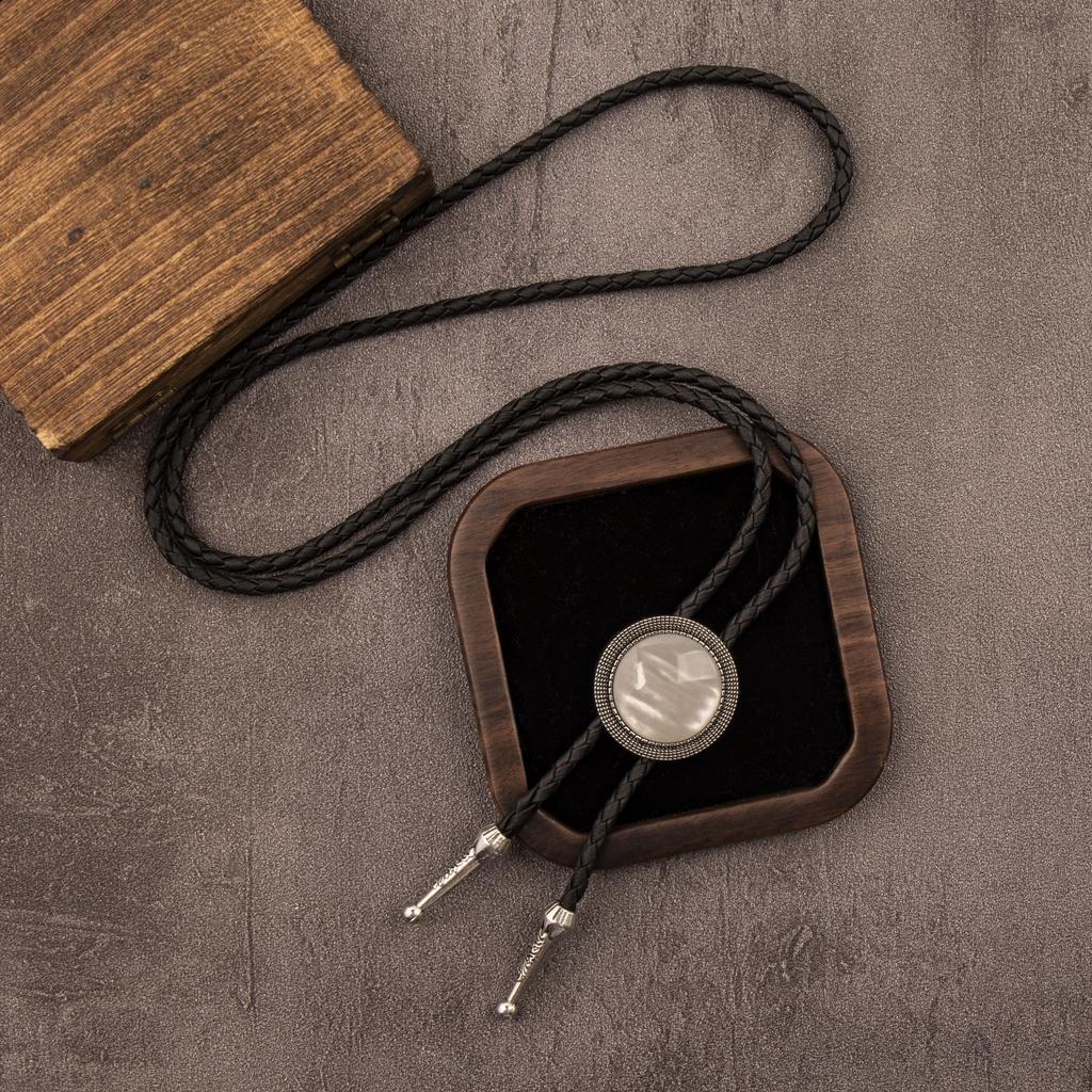 1 Set Mode-Anhänger-Halskette aus Legierung für Herren, Western-Bolo-Krawatte mit rotem, weißem und schwarzem Harzstein, geflochtene Schnur in Silberoptik