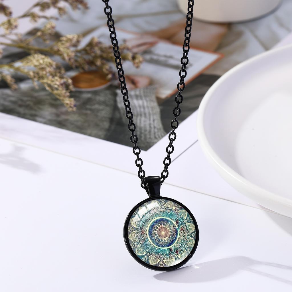 Halskette mit Anhänger im Boho-Stil. Boho-Blumenmuster in Bronze. Anhänger mit Gliederkette.