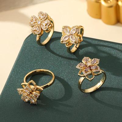 Anello Rotante alla Moda con Quadrifoglio e Zirconi – Gioiello Elegante e Versatile per Donne
