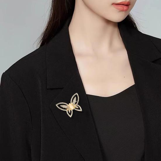 Brosche Retro-Stil Rundes Florales Design Reversnadel mit gefälschtem Opal eingelegt Pullover Kragen Hüte Taschen Mäntel Schals Abzeichen Outfit-Accessoire