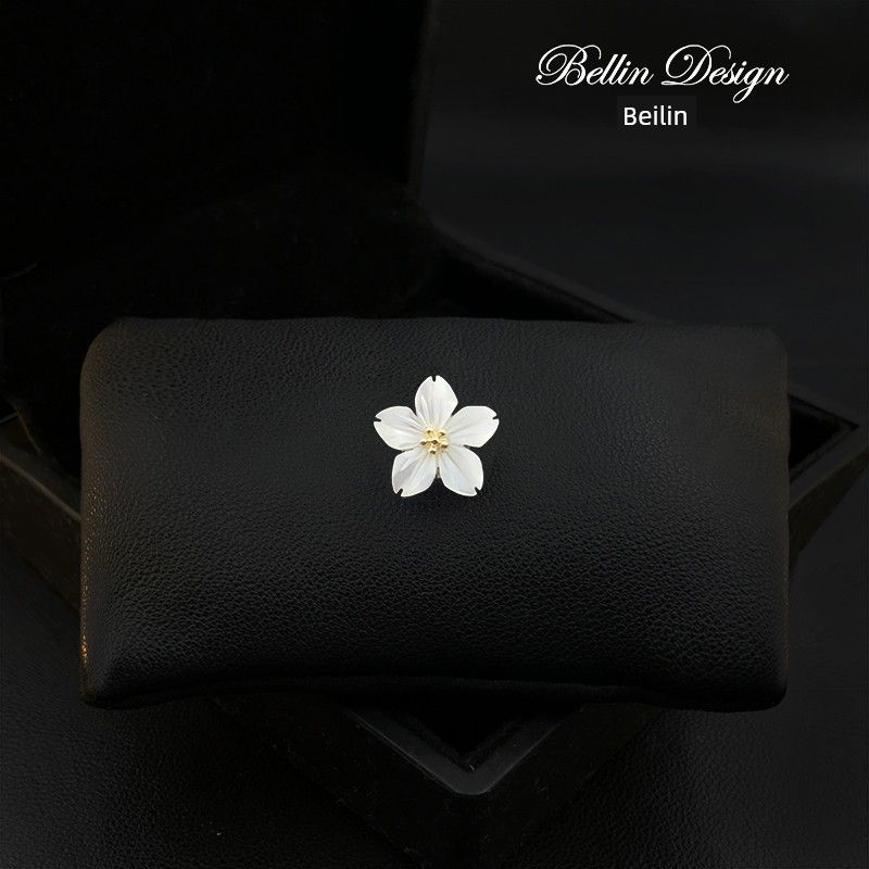 

High-End Women s Neckline Fashion Tape Strong Seamless Fritillary Shell flower magnetic suction a B