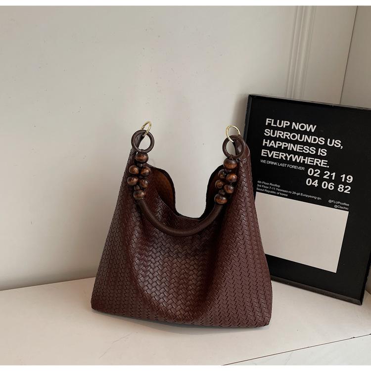 

Foreign order retro fashion tote bag women s Korean version of work commuter armpit bag 2025 new autumn versatile shoulder bag темно-коричневого