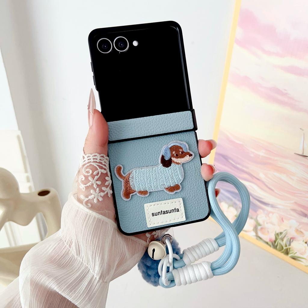 Para Samsung Galaxy Z Flip7 5G Capa Cão Fofo Proteção da Dobradiça Textura Lichia Capa de Telefone com Alça de Pulso