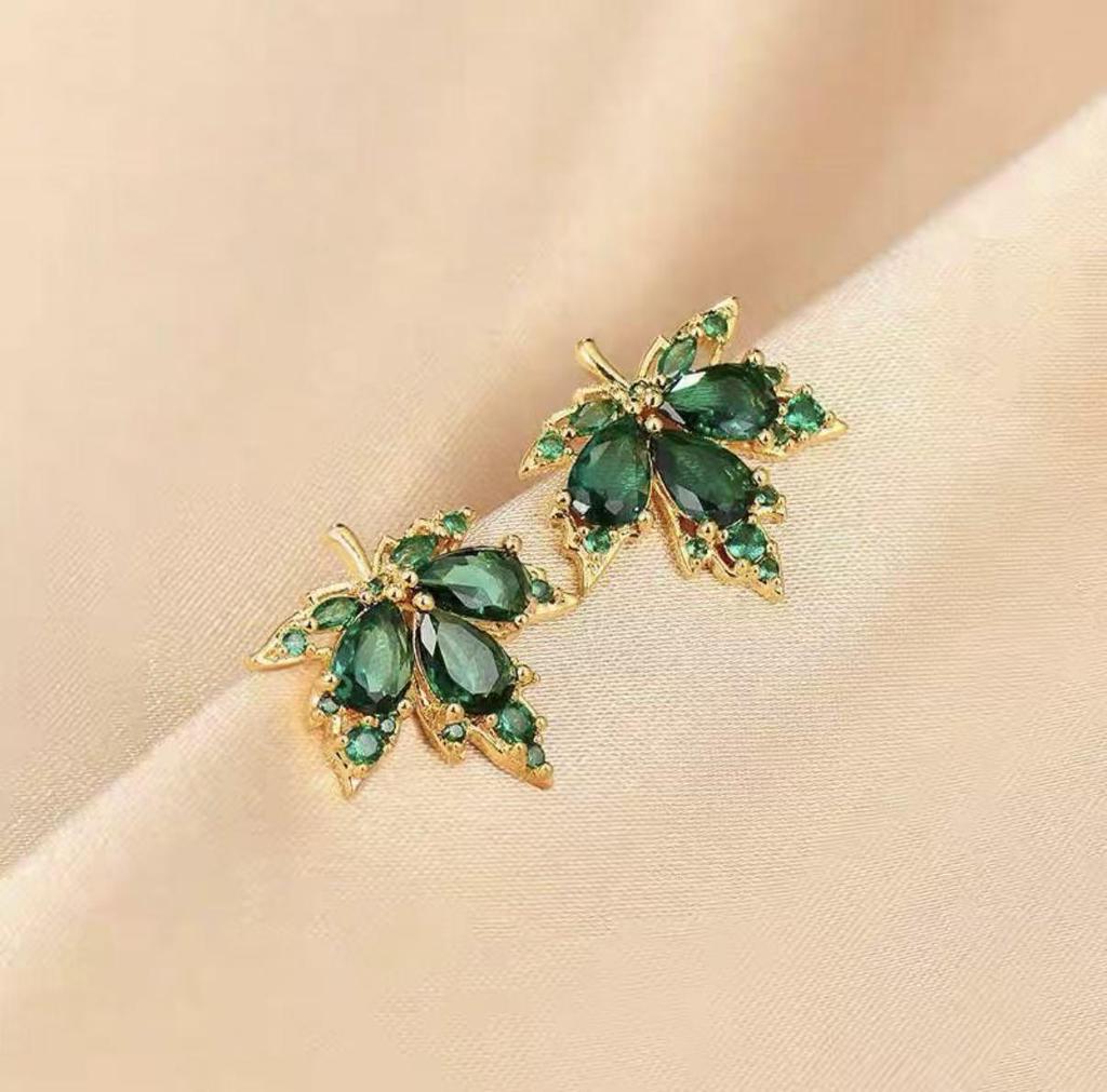 Elegant Magnetic Diamond Ear Clips, Perfect for Non-pierced Ears. Japanese-Korean Fashion Accessory for a High-end, Celebrity Look.
