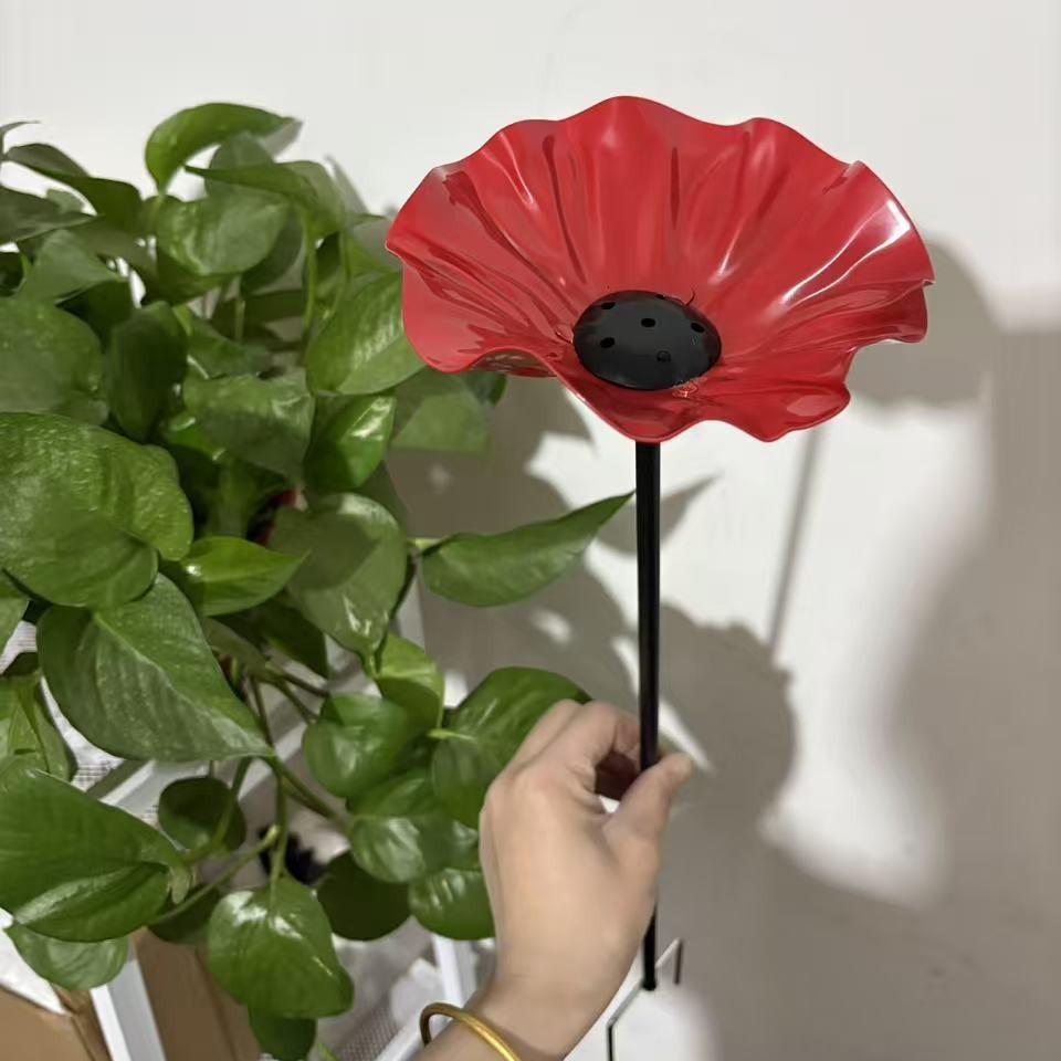 A red flower-shaped bird bath feeder with a metal stand, perfect for outdoor garden decoration and attracting wild birds. красный