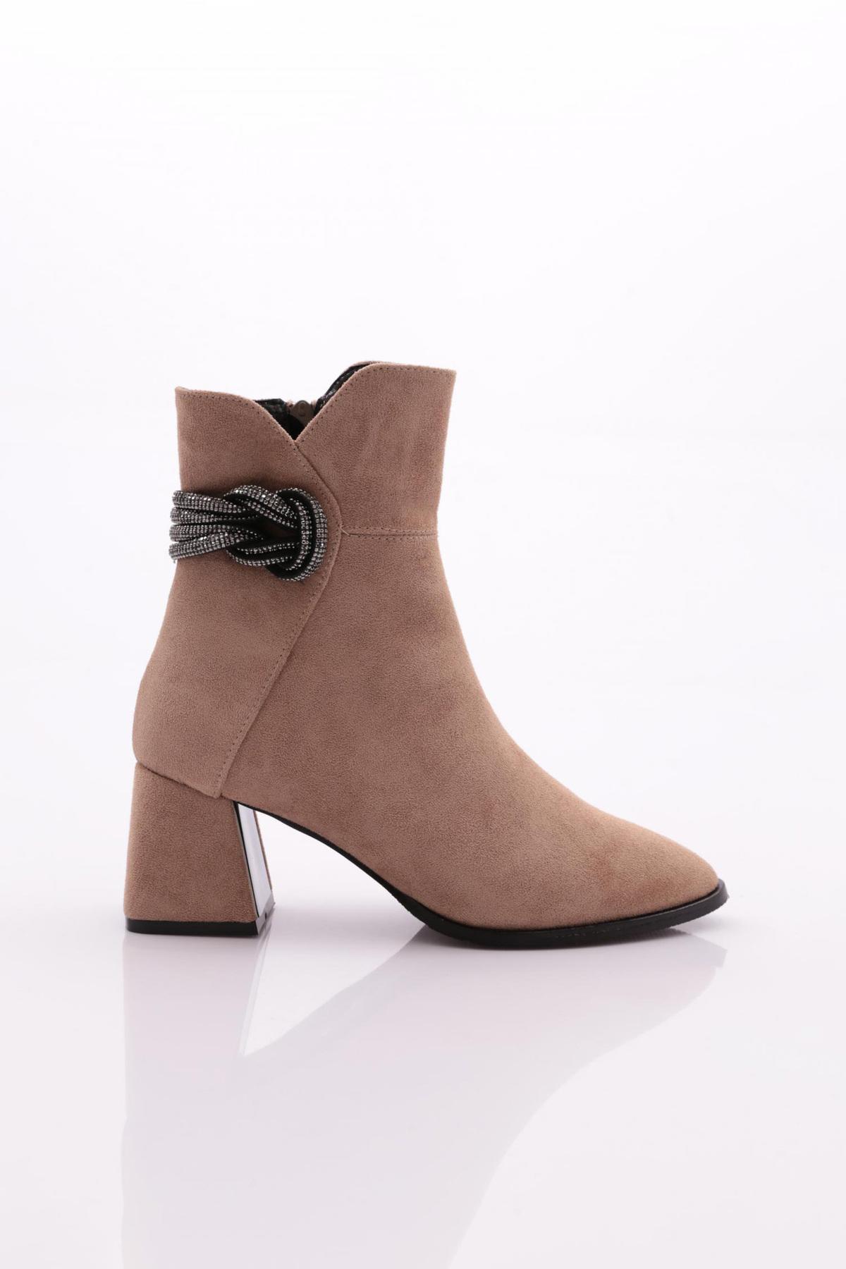 

Женские модные ботинки на каблуке