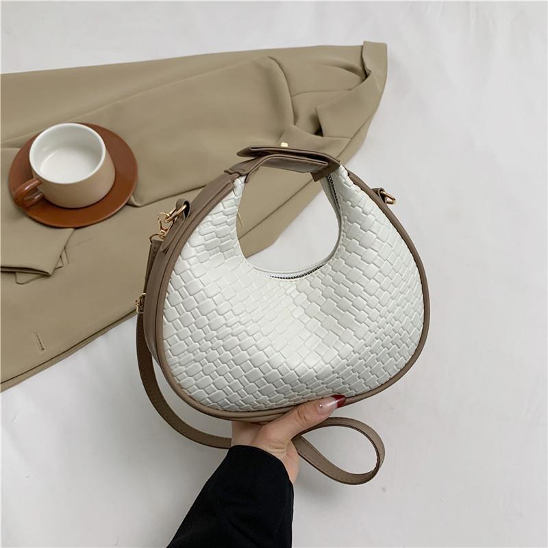 Vintage Fashion Handbag 2023 Winter New Crocodile Pattern Solid Color Casual Shoulder Crescent Bag Trendy Street Style Black Green Coffee Red White