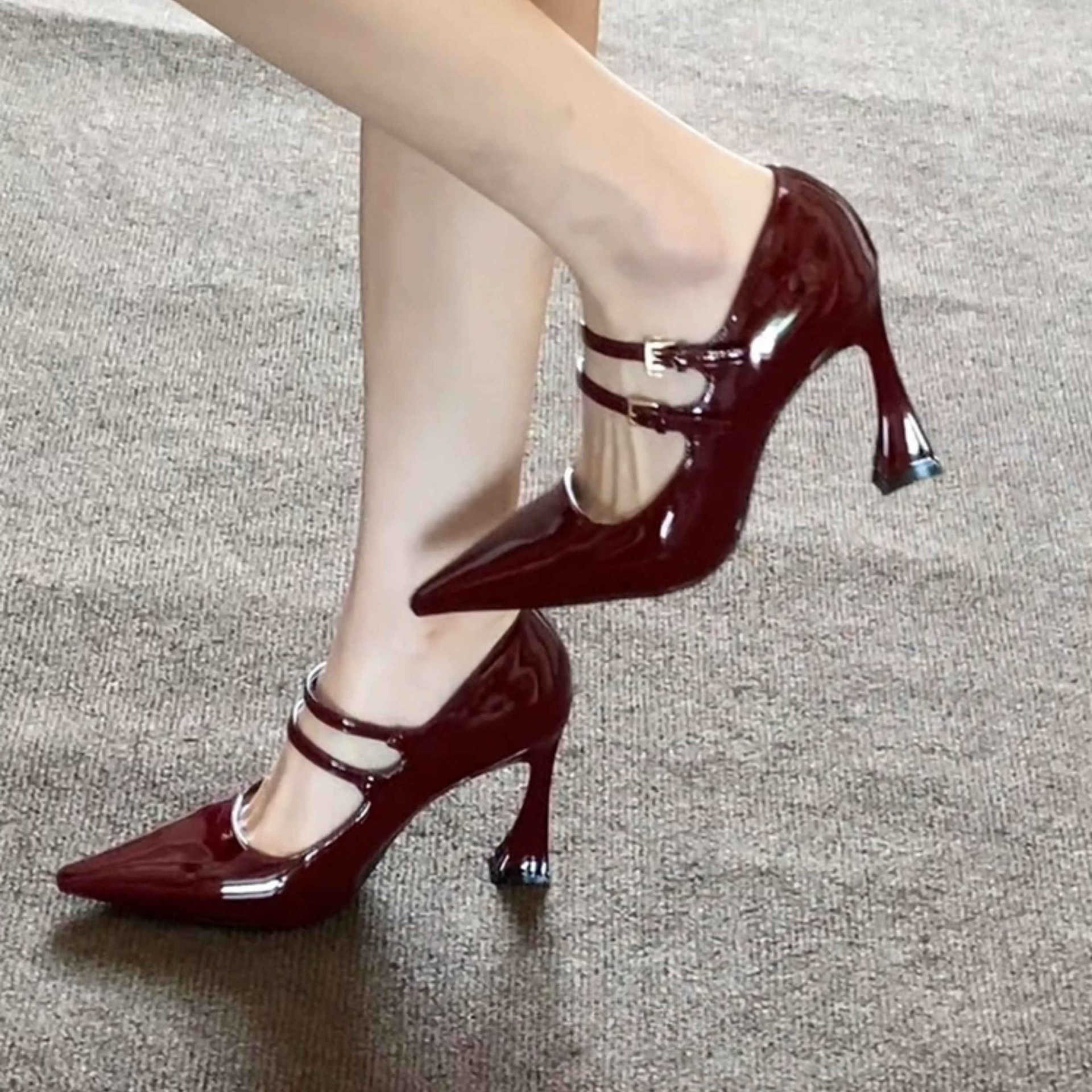 

Ретро бордовые туфли-лодочки с острым носком и пряжкой, женские 2025 новинка, французский толстый каблук, темпераментные туфли на высоком каблуке 37 бордовый