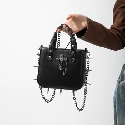 Bolsa quadrada pequena personalizada estilo punk escuro com tachas e cruz, bolsa transversal com corrente da moda