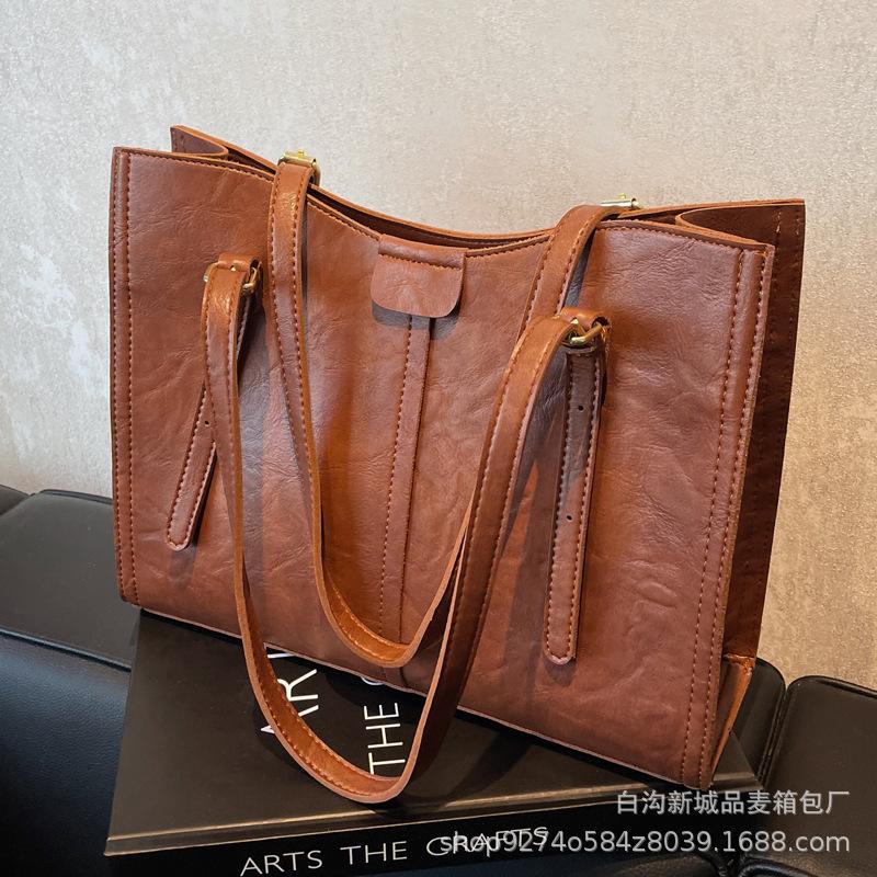 Fashion texture handbag 2025 autumn and winter new trend simple shoulder bag large capacity commuter casual tote bag
