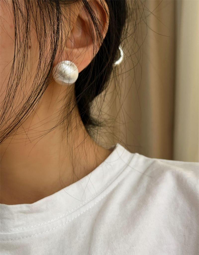 Autumn/Winter Retro Minimalist Frosted Ball Stud Earrings for Women