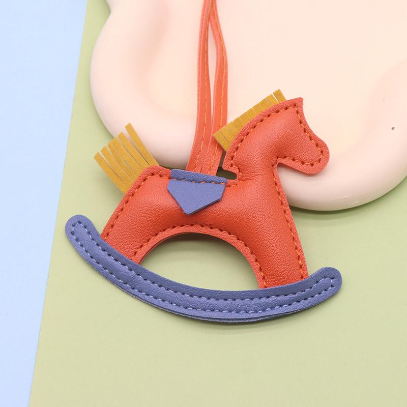 Modny brelok do kluczy w kształcie konika na biegunach ze skóry PU Nowa biżuteria dla kobiet Kreatywny kolorowy brelok do kluczy z karuzelą