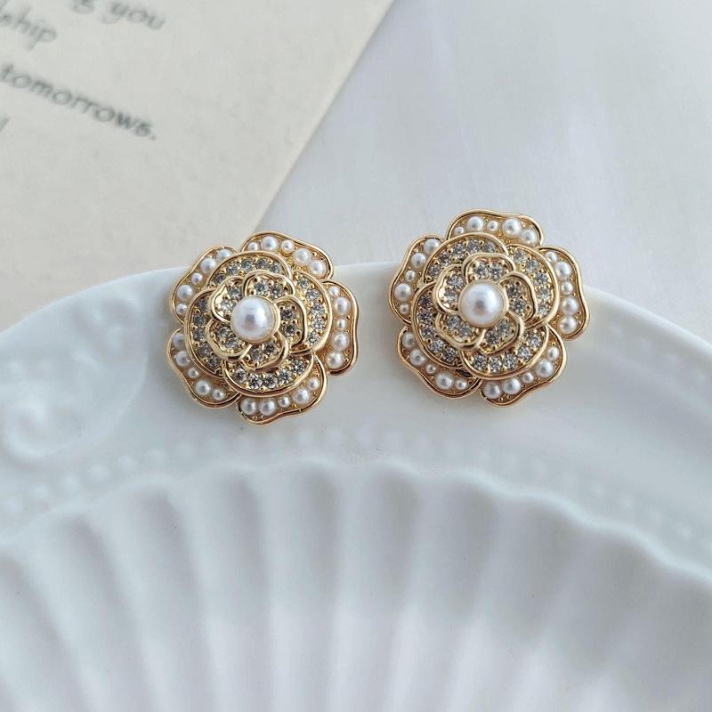 Camellia Xiaoxiang stud earrings women's summer new trendy niche design pearl earrings flower temperament retro earrings