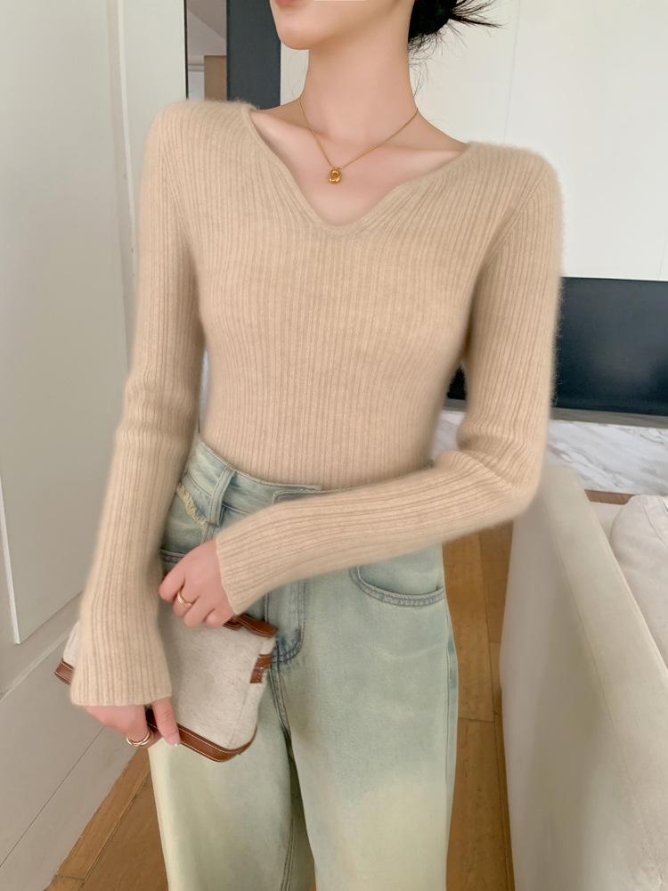 Women's V-Neck Cashmere Base Layer Sweater: Slimming, Solid Color, Soft, and Comfortable Knitwear for Autumn and Winter.