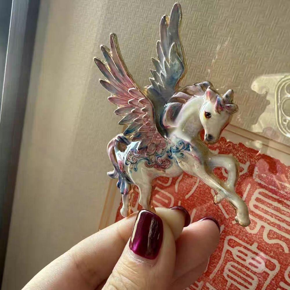 Light Luxury Wings Horse Brooch Zinc Zinc Alloy New Year Chest Flower Creative Vintage Horse Brooch  Coat