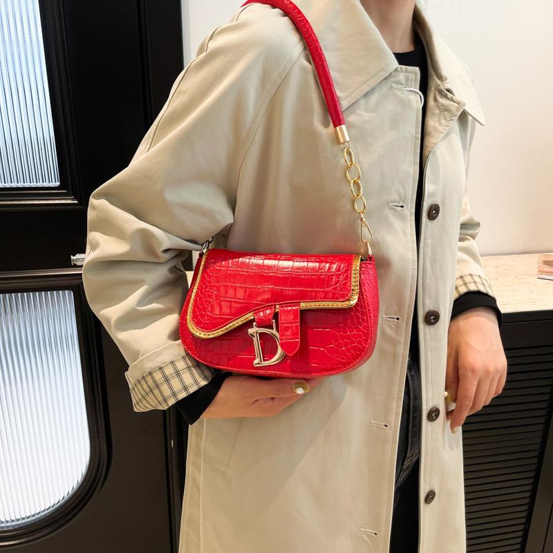 Elegant Shoulder Designer Bag For Women Modern Chain Detail Versatile Handbag Small